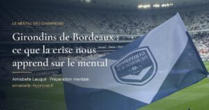 Drapeau des Girondins de Bordeaux agité dans les tribunes du stade avant un match
