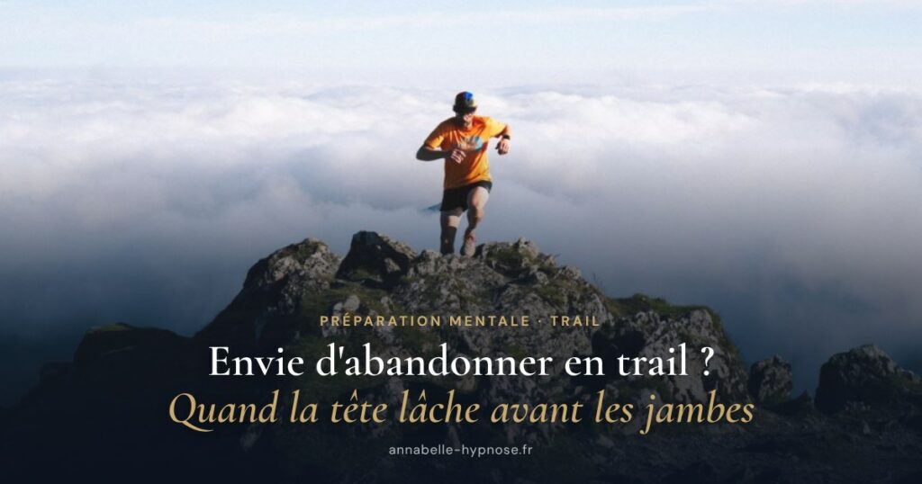 Traileur au sommet au-dessus d’une mer de nuages : envie d’abandonner en trail, quand la tête lâche avant les jambes
