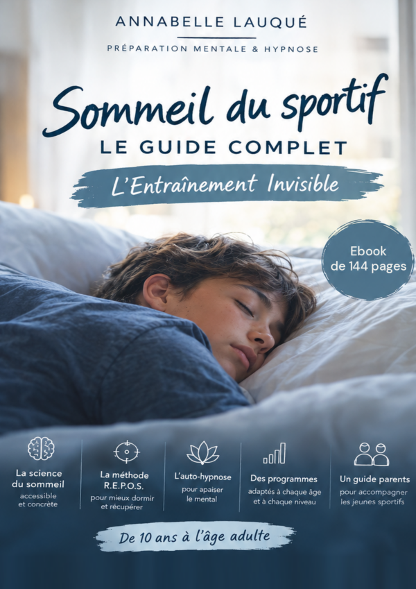 Sportive assise au calme la veille d'une compétition, sac de sport prêt, routine du soir avant de dormir. ebook Sommeil du sportif, le guide complet — L'Entraînement Invisible, par Annabelle Lauqué